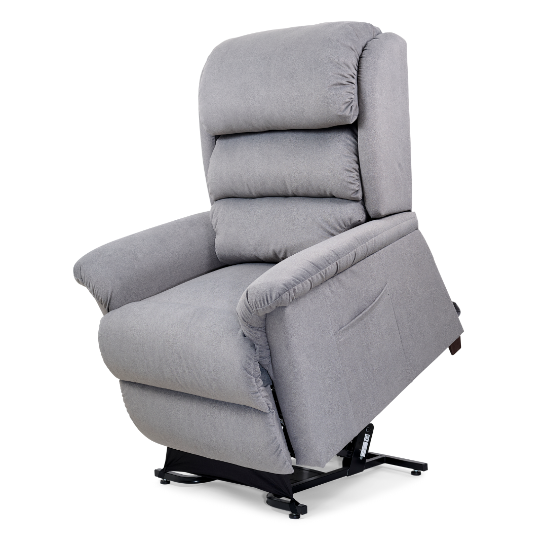 The Golden Tech PR766 Relaxer MaxiComfort Recliner in gray offers superior comfort with its cushioned design and side pocket. Its MaxiComfort Positioning and Programmable AutoDrive Hand Control provide smooth lift assistance, while the soft fabric ensures a plush, padded experience.