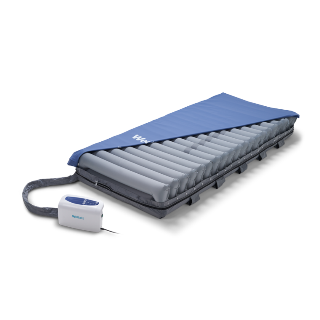 The Wellell Domus 4 Bariatric Alternating Pressure Mattress with Micro Low Air Loss is a medical device for post-acute care, designed to help prevent pressure ulcers. It features alternating pressure and connects to an electric pump via hose.
